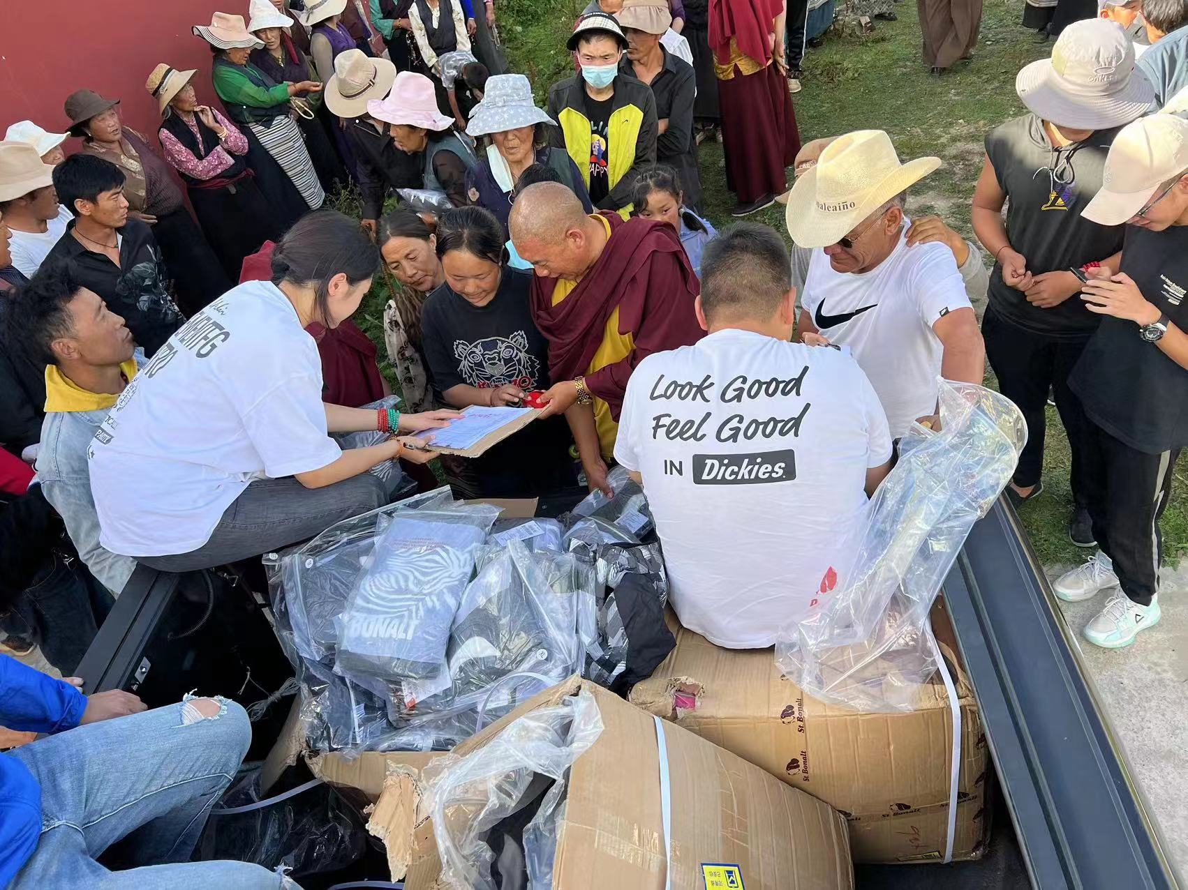 温暖甘孜冬衣捐赠